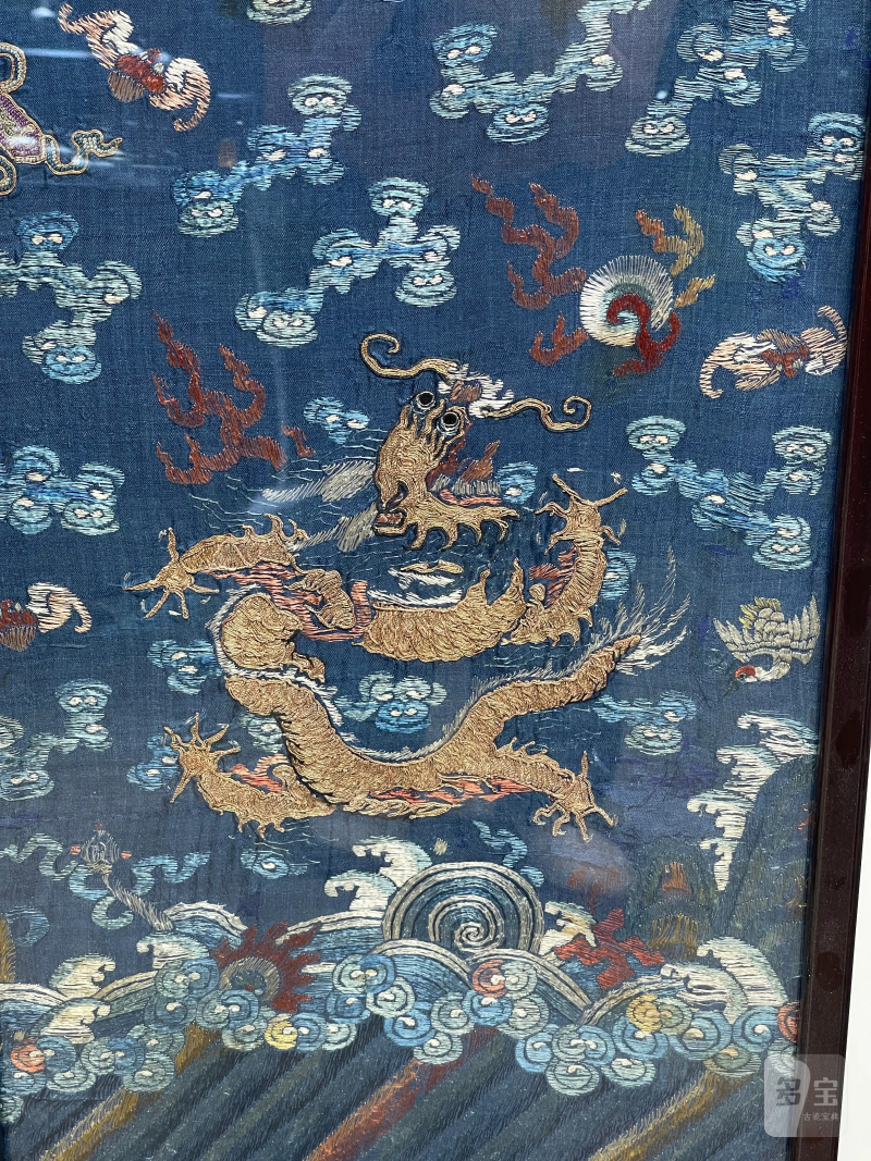 清中期 盘金绣海水江崖升龙纹袍料绣品一对 - 图4